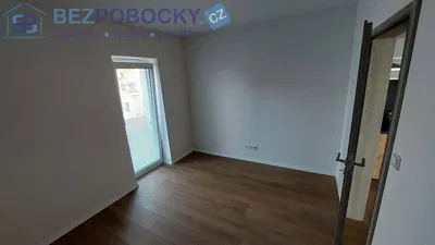 Slaapkamer; houten vloer, natuurlijk licht, gerenoveerd