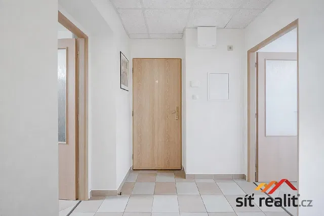 Šatňa; dlažba