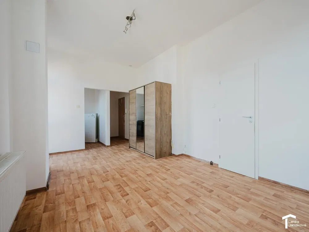 Spálňa; dlažba, potrebná rekonštrukcia