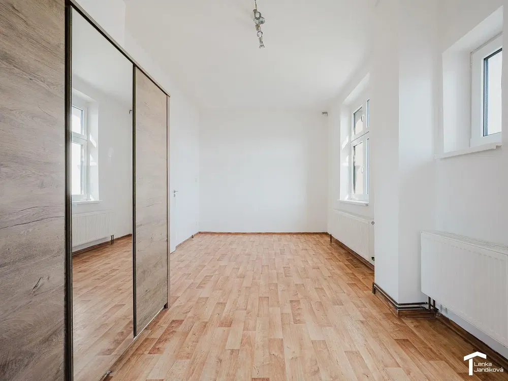 Spálňa; prirodzené svetlo, drevená podlaha