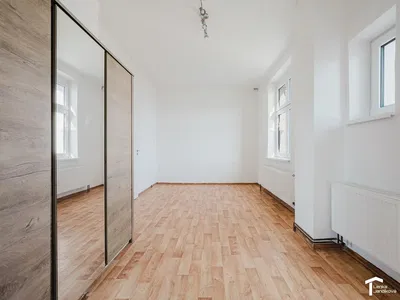 Spálňa; prirodzené svetlo, drevená podlaha
