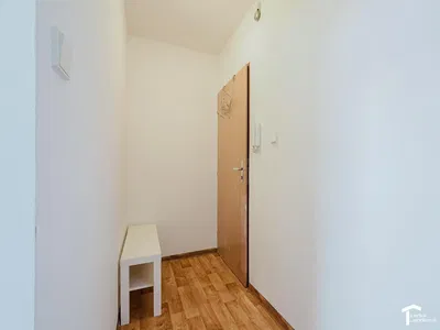 Šatňa; drevená podlaha, prirodzené svetlo