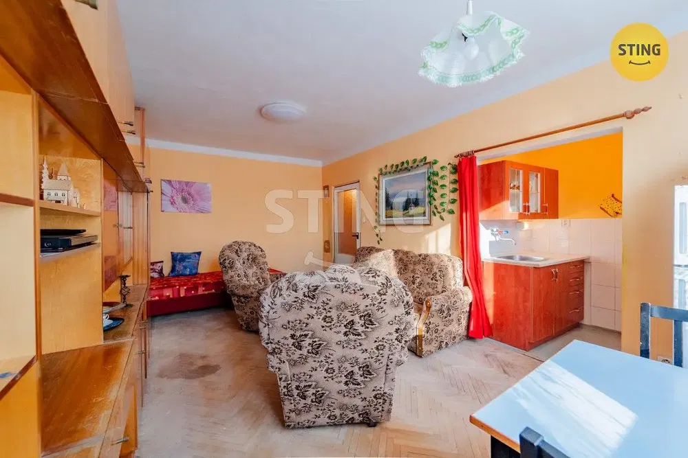 Obývačka; drevená podlaha, rustikálny štýl, prirodzené svetlo