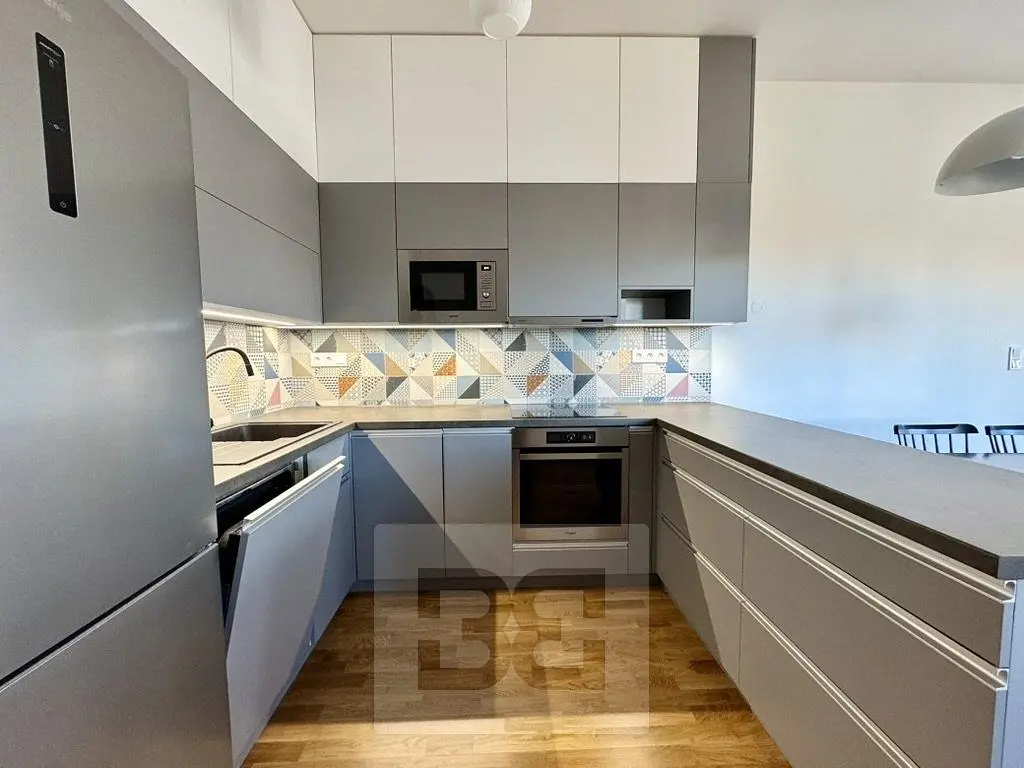 Кухня; кухненски уреди, ремонтиран, дървен под, естествена светлина, модерен стил