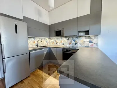 Кухня; кухненски уреди, дървен под, ремонтиран, естествена светлина, модерен стил