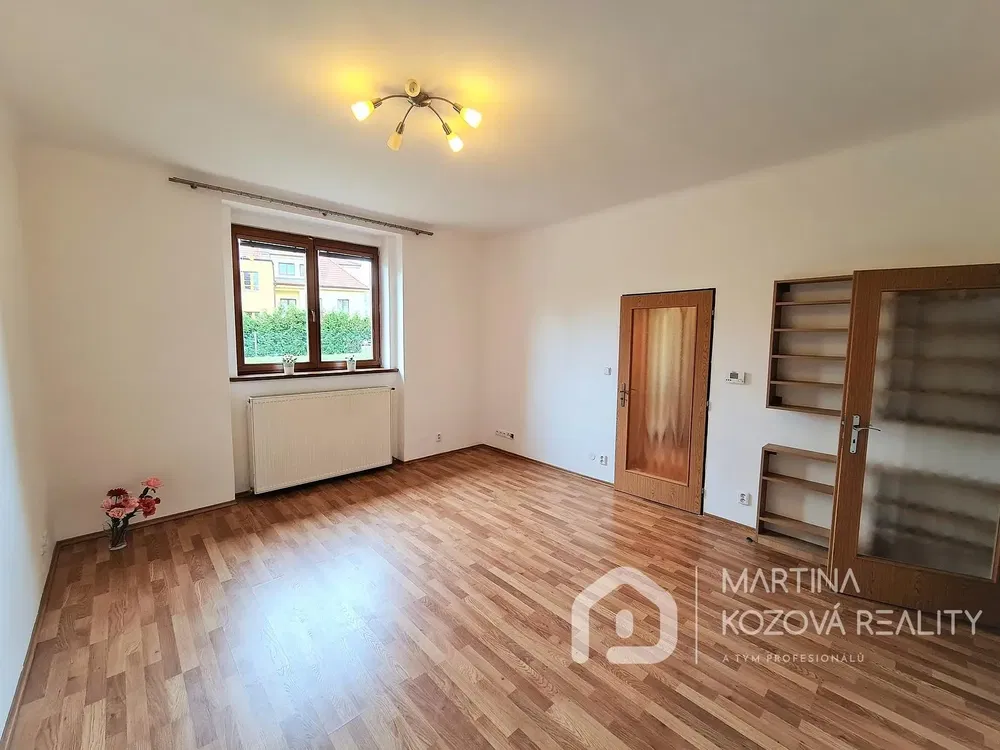 Yatak odası; doğal ışık, ahşap zemin, tadilatlı