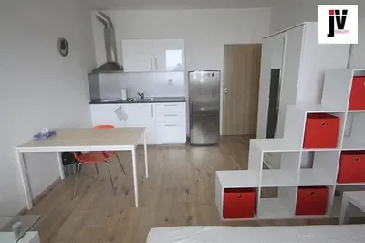 Mutfak; mutfak aletleri, ahşap zemin, doğal ışık, modern stil