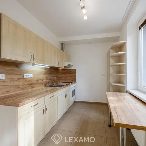 Kuchyňa; kuchynské spotrebiče, dlažba, prirodzené svetlo