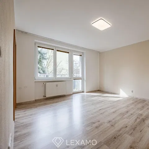 Obývačka; výhľad, drevená podlaha, prirodzené svetlo