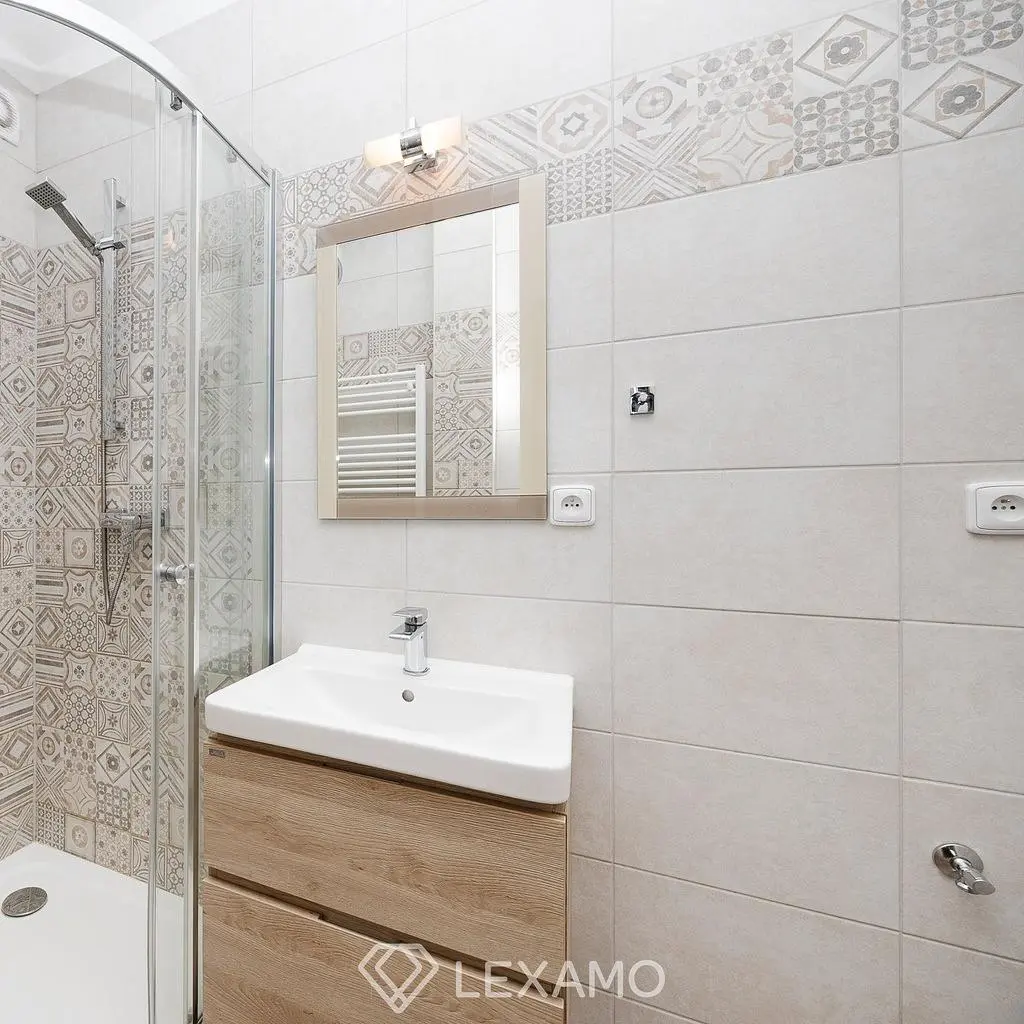 Badezimmer; renoviert, fliesenboden, tageslicht