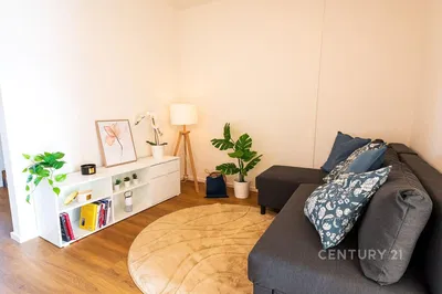 Wohnzimmer; tageslicht, moderner stil, holzboden