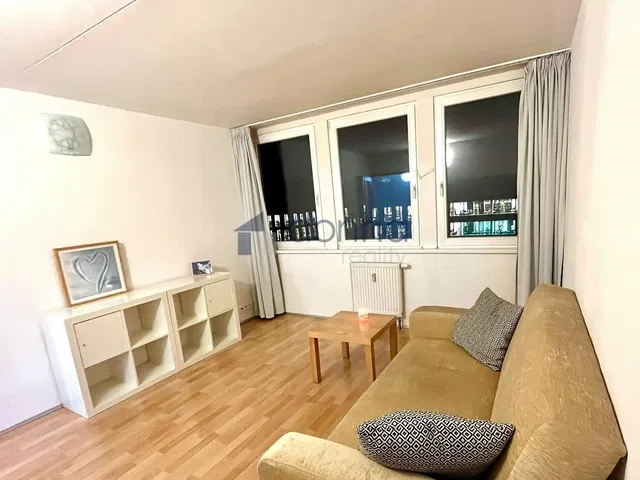 Wohnzimmer; holzboden, tageslicht, moderner stil