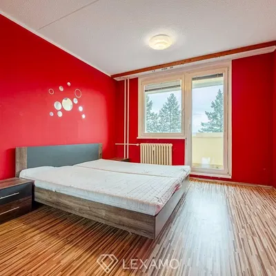 Yatak odası; ahşap zemin, doğal ışık