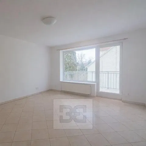 غرفة معيشة; أرضية من البلاط, إطلالة, ضوء طبيعي