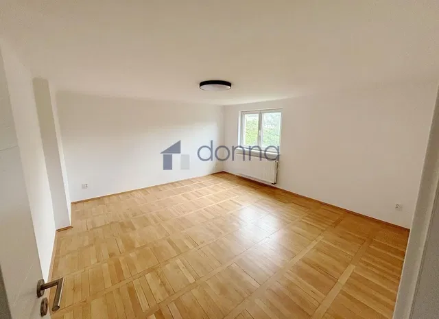 Obývačka; drevená podlaha, prirodzené svetlo