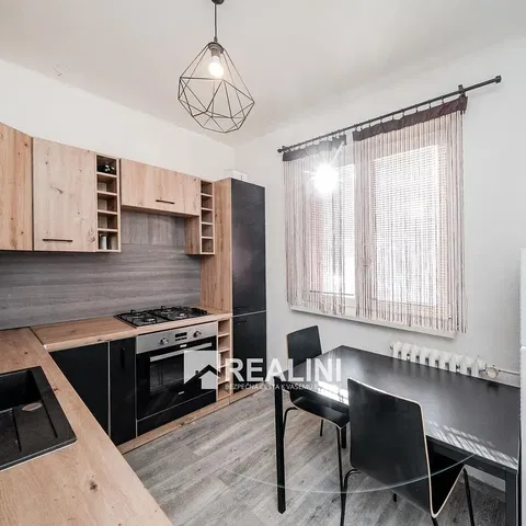 Kitchen; kitchen appliances, natural light, modern style