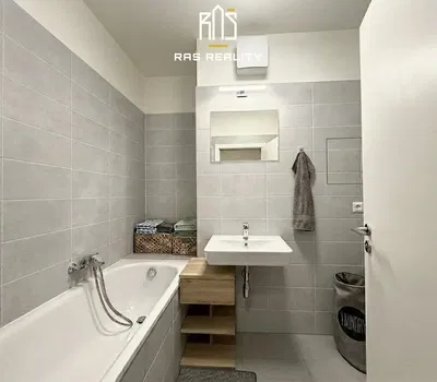 حمام; أرضية من البلاط, ضوء طبيعي, مجدد