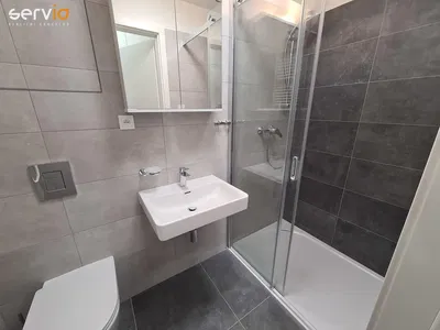 Bagno; pavimento in piastrelle, ristrutturato, luce naturale, stile moderno