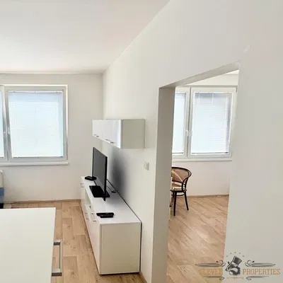 Wohnzimmer; tageslicht, holzboden, moderner stil