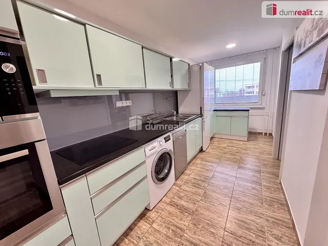 Cucina; elettrodomestici, pavimento in piastrelle, vista, ristrutturato