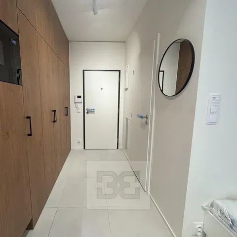 Vestiaire; carrelage, rénové, lumière naturelle