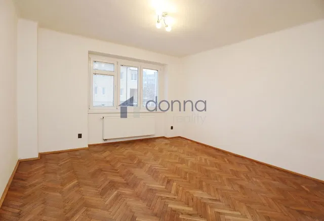 Obývačka; drevená podlaha, prirodzené svetlo, po rekonštrukcii
