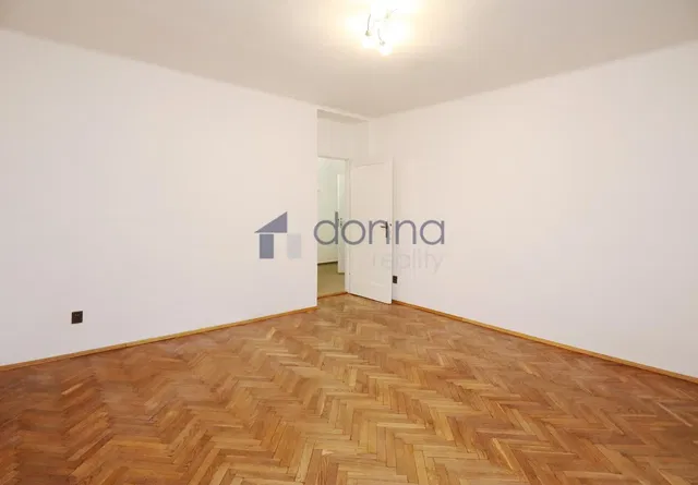 Obývačka; drevená podlaha, prirodzené svetlo