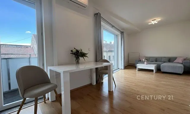 Oturma odası; manzara, ahşap zemin, doğal ışık, modern stil