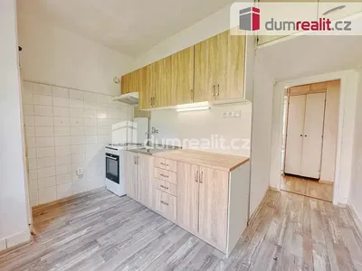 Küche; küchengeräte, fliesenboden, holzboden