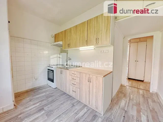 Keuken; keukenapparatuur, tegelvloer, houten vloer