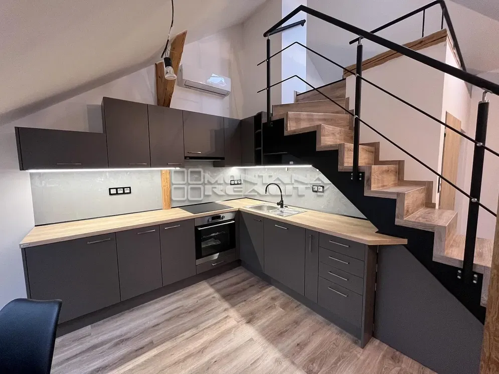 مطبخ; أجهزة المطبخ, مجدد, أرضية خشبية, ضوء طبيعي