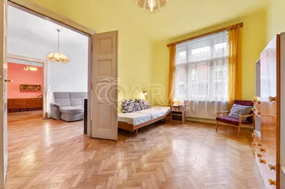 Spálňa; drevená podlaha, prirodzené svetlo