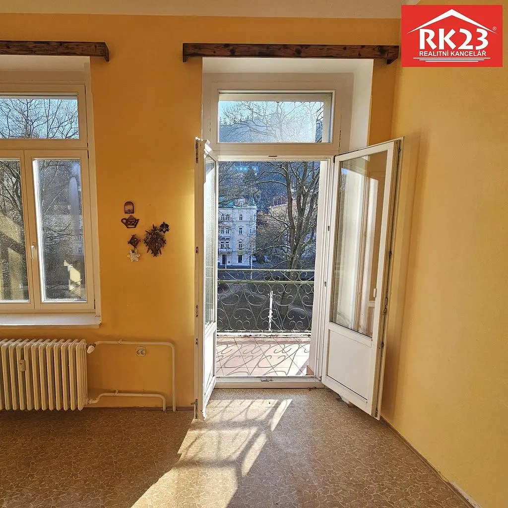 Balkon; manzara, ahşap kirişler, doğal ışık