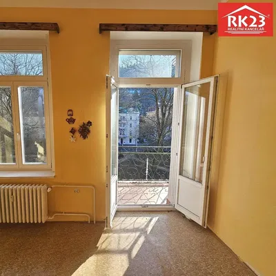 Balkon; manzara, ahşap kirişler, doğal ışık