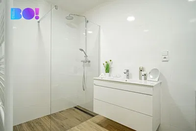 Koupelna; dlažba, po rekonstrukci, přirozené světlo, moderní styl