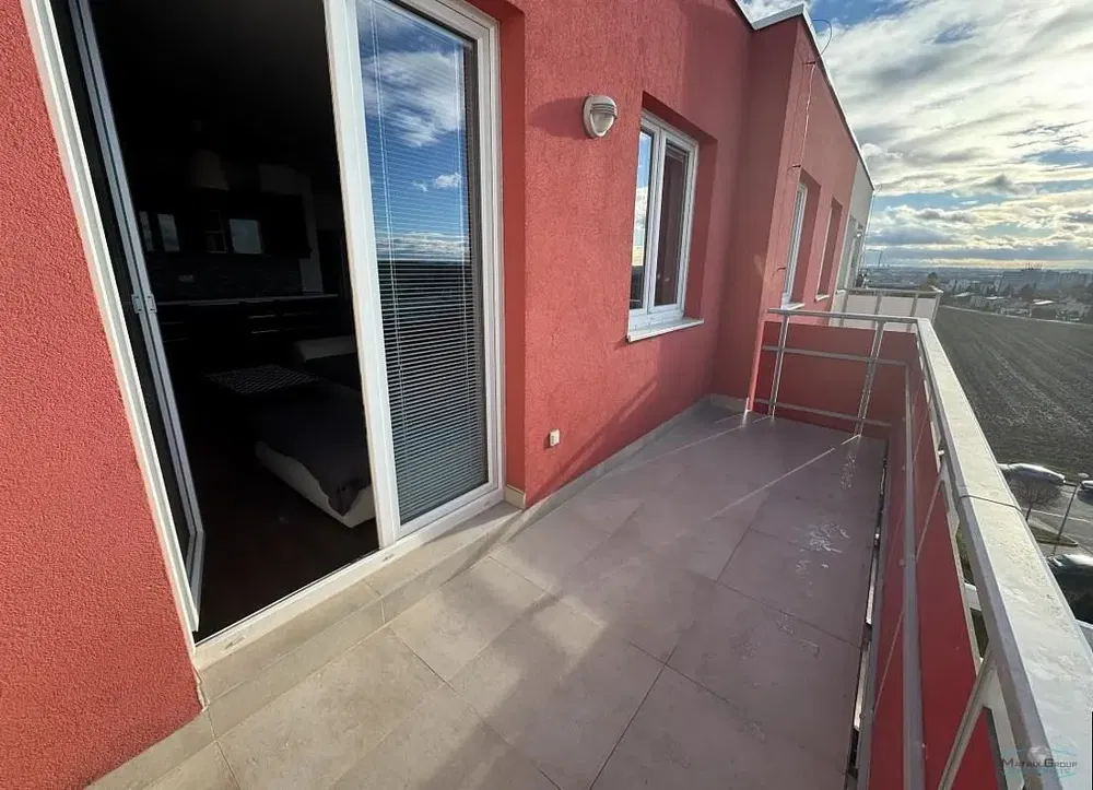 Balcón; vista, suelo de baldosas