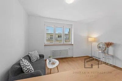 Oturma odası; manzara, ahşap zemin, doğal ışık, modern stil