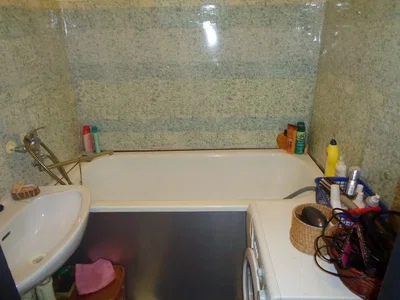 Salle de bain; carrelage, lumière naturelle, nécessite rénovation