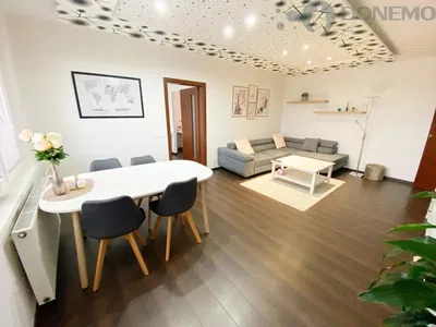 Wohnzimmer; moderner stil, holzboden, tageslicht