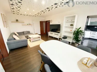 Wohnzimmer; moderner stil, holzboden, tageslicht