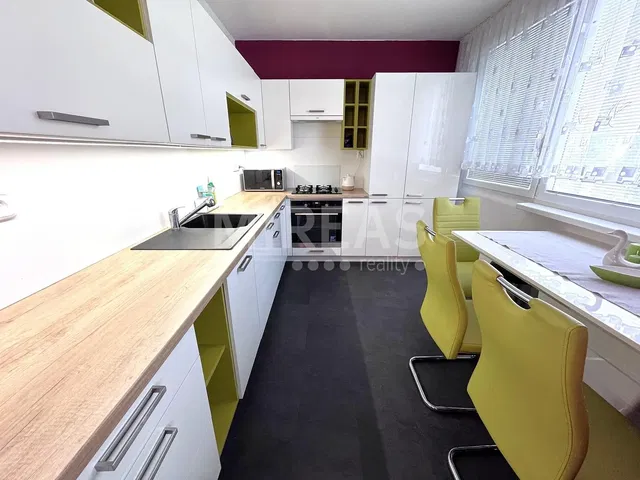Cozinha; eletrodomésticos, luz natural, estilo moderno