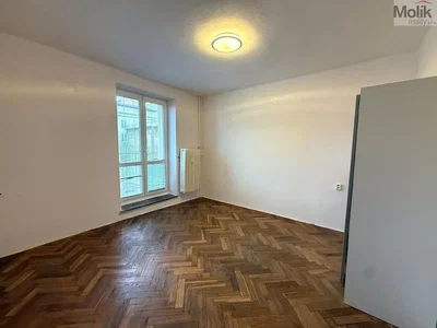 Schlafzimmer; holzboden, tageslicht
