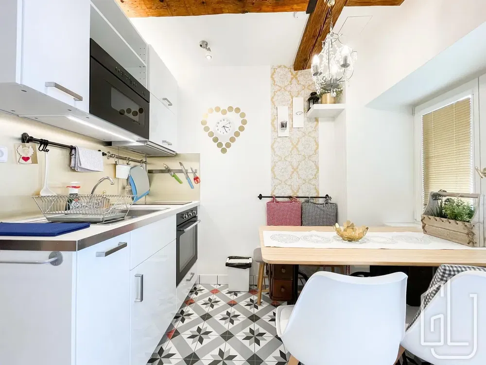 Küche; küchengeräte, fliesenboden, tageslicht, moderner stil