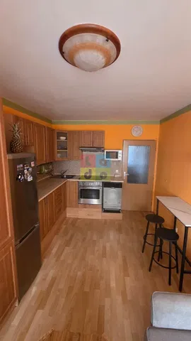 Kuchyňa; kuchynské spotrebiče, dlažba