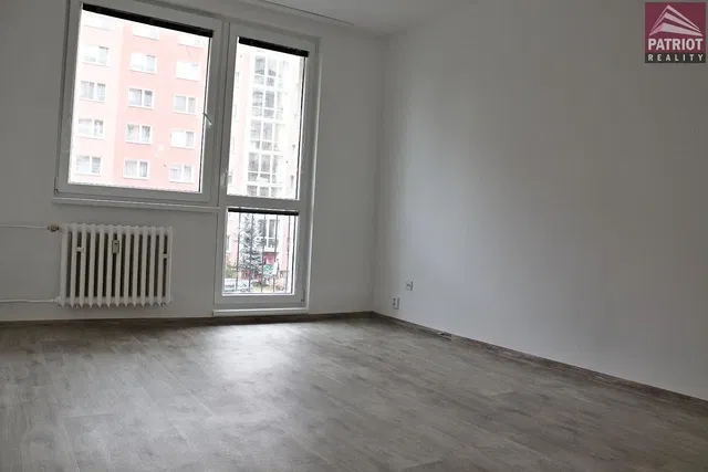 Wohnzimmer; blick, fliesenboden, tageslicht, renoviert