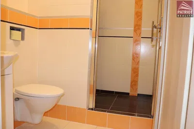 Toilette; fliesenboden