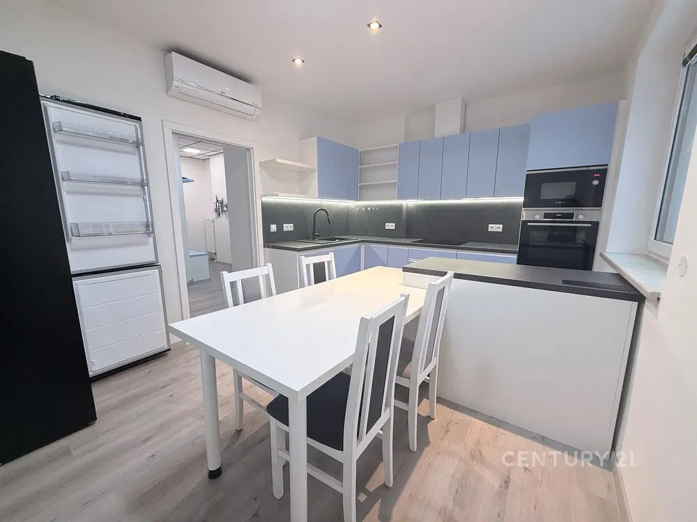 Küche; küchengeräte, tageslicht, moderner stil