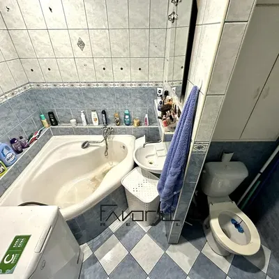 Banyo; fayans zemin, tadilat gerekiyor, doğal ışık