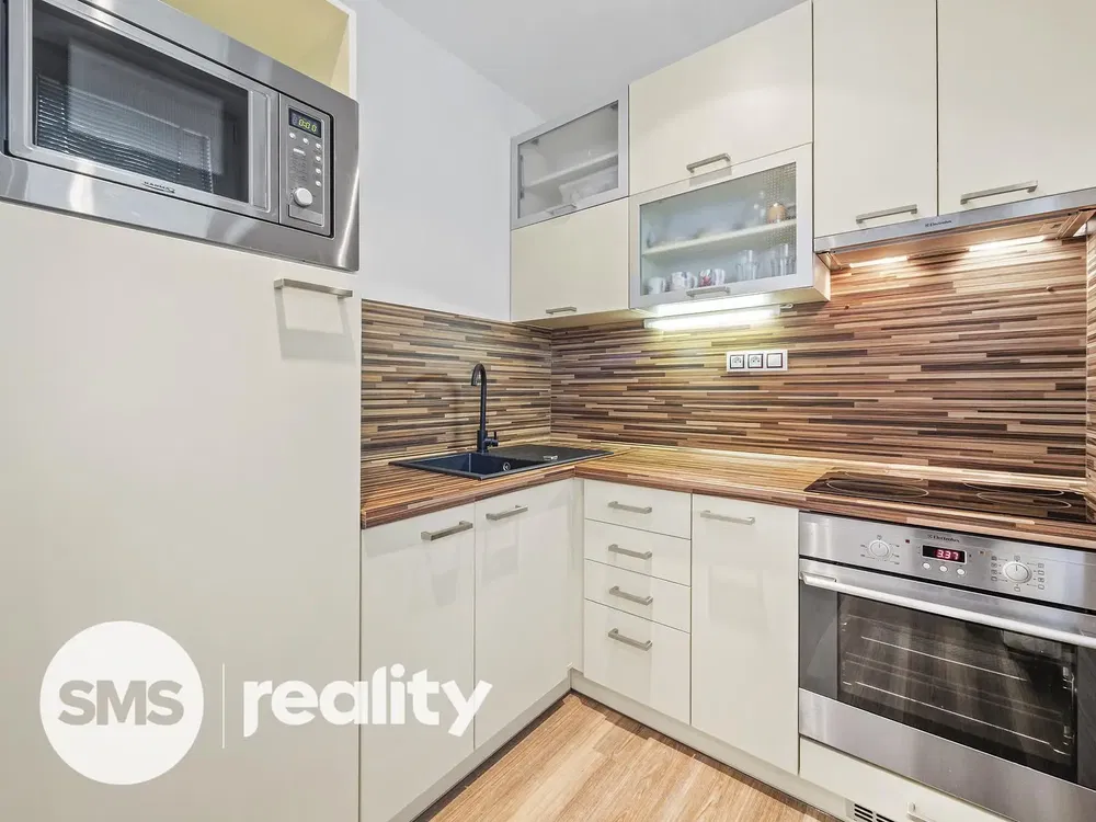 Küche; küchengeräte, fliesenboden