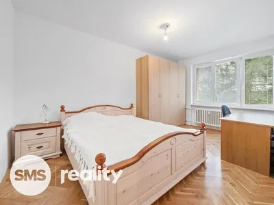 Schlafzimmer; holzboden, tageslicht